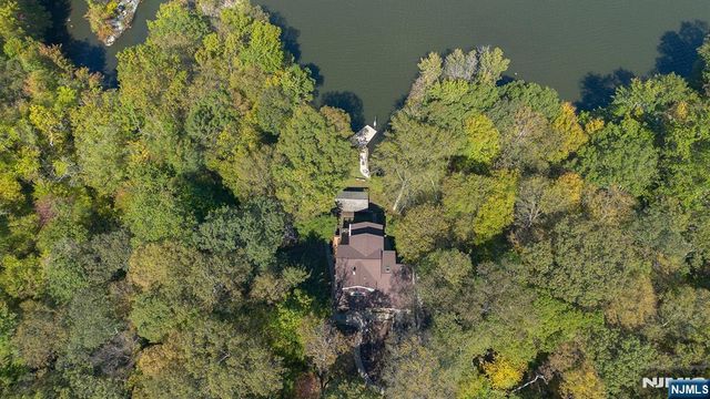 70 Harrison Lane, Bloomingdale, NJ 07403