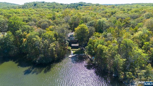 70 Harrison Lane, Bloomingdale, NJ 07403