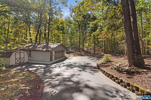 70 Harrison Lane, Bloomingdale, NJ 07403