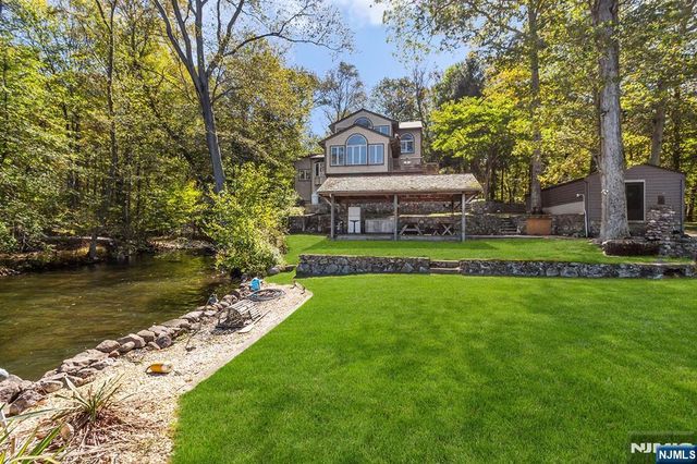 70 Harrison Lane, Bloomingdale, NJ 07403