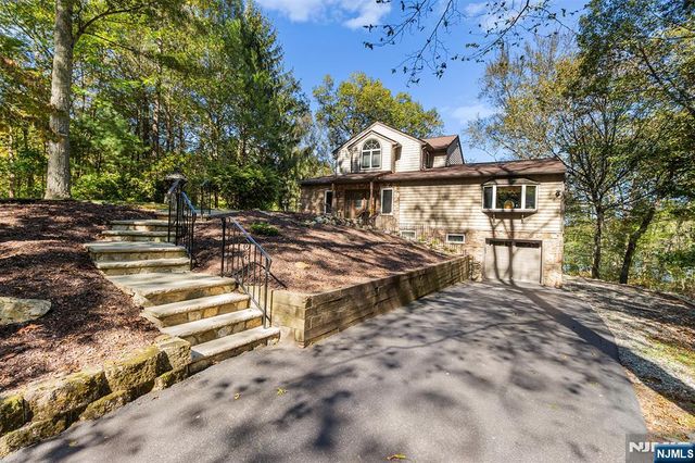 70 Harrison Lane, Bloomingdale, NJ 07403