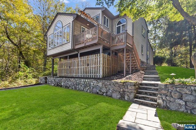 70 Harrison Lane, Bloomingdale, NJ 07403