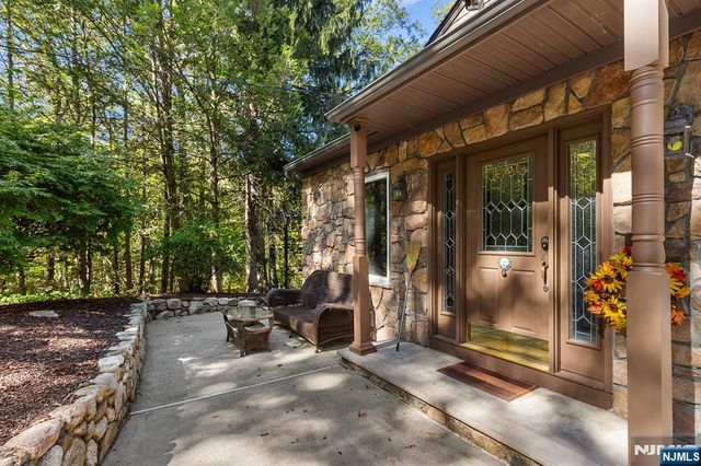 70 Harrison Lane, Bloomingdale, NJ 07403