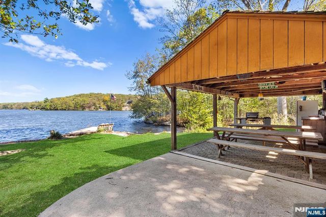 70 Harrison Lane, Bloomingdale, NJ 07403