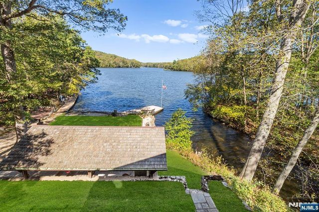 70 Harrison Lane, Bloomingdale, NJ 07403