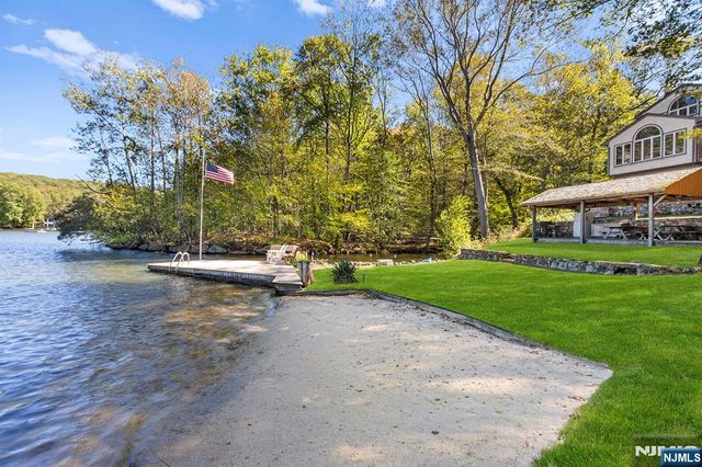 70 Harrison Lane, Bloomingdale, NJ 07403