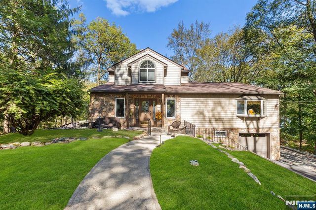 70 Harrison Lane, Bloomingdale, NJ 07403