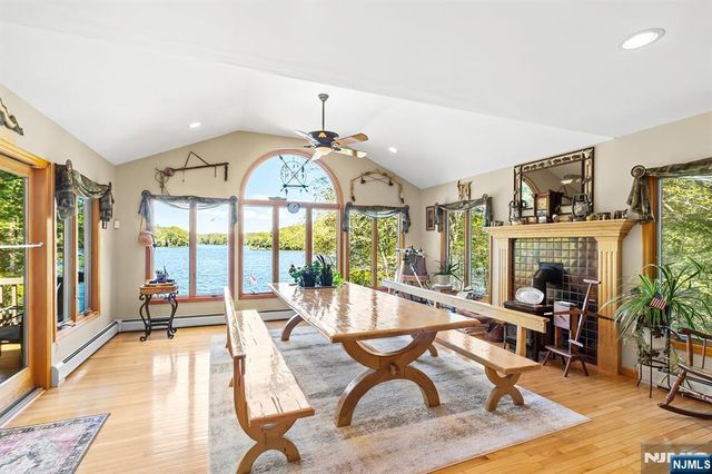 70 Harrison Lane, Bloomingdale, NJ 07403