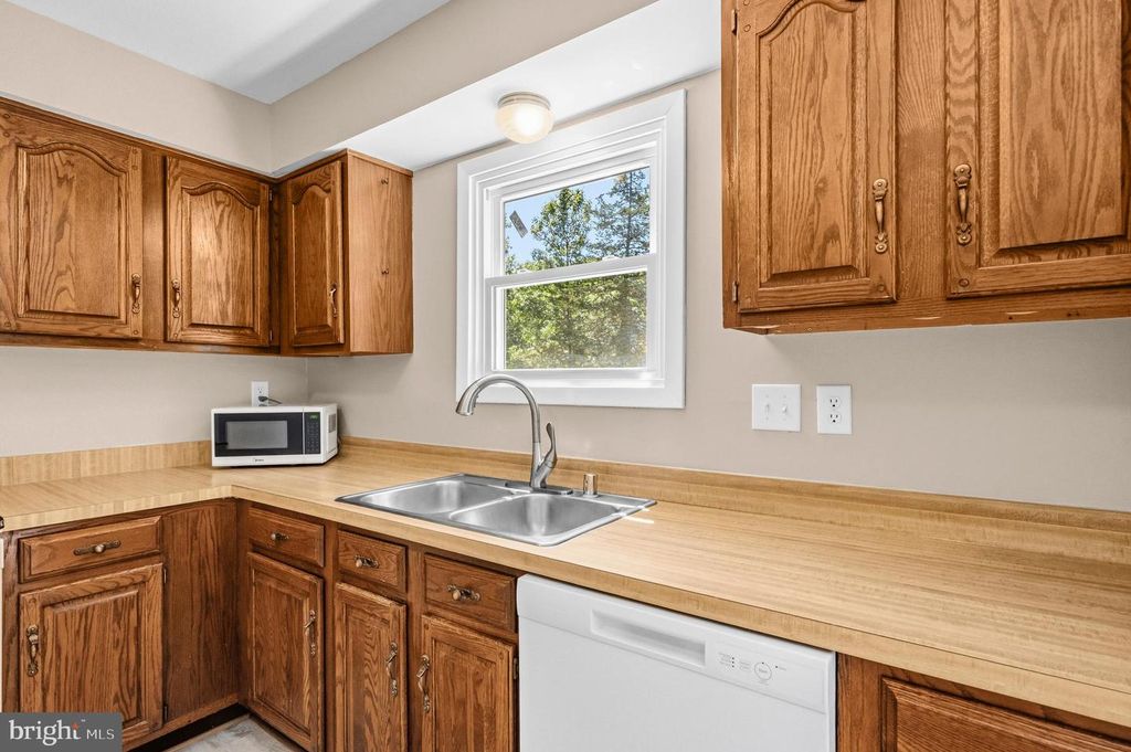 Image 10 of property listing at 10107 SNOWDEN RD, Laurel, MD 20708
