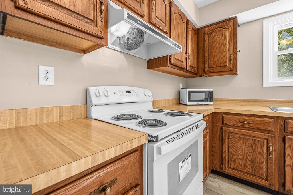 Image 11 of property listing at 10107 SNOWDEN RD, Laurel, MD 20708