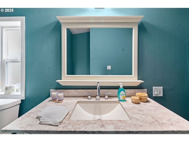 735 Sw SUNSET Way, Troutdale, OR 97060