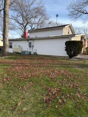 5431 Expressway Drive N, Holtsville, NY 11742