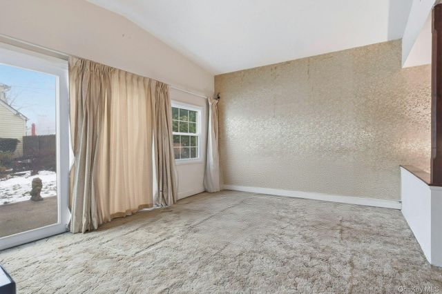 5431 Expressway Drive N, Holtsville, NY 11742