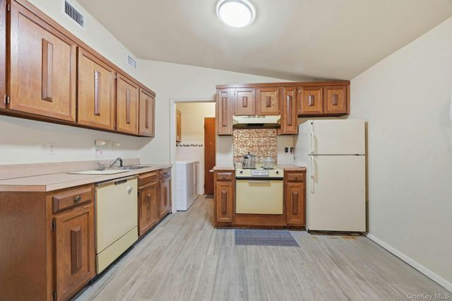 5431 Expressway Drive N, Holtsville, NY 11742