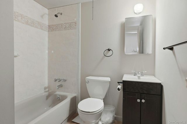 5431 Expressway Drive N, Holtsville, NY 11742