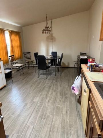 5431 Expressway Drive N, Holtsville, NY 11742