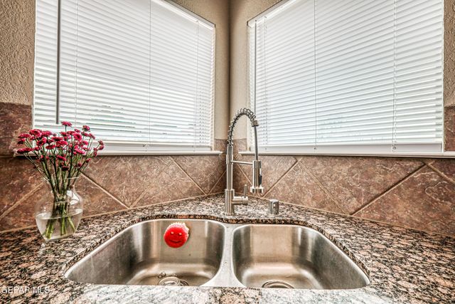 401 EVERLOOK Lane, Horizon City, TX 79928