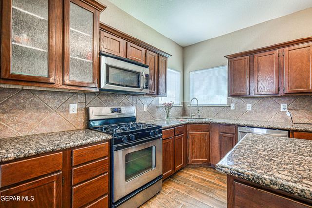 401 EVERLOOK Lane, Horizon City, TX 79928