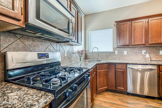 401 EVERLOOK Lane, Horizon City, TX 79928