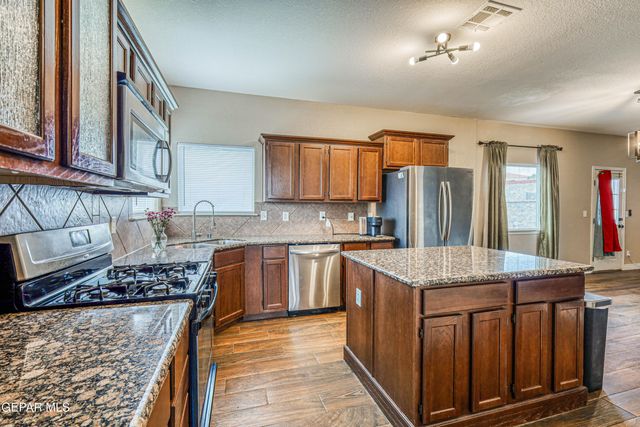 401 EVERLOOK Lane, Horizon City, TX 79928