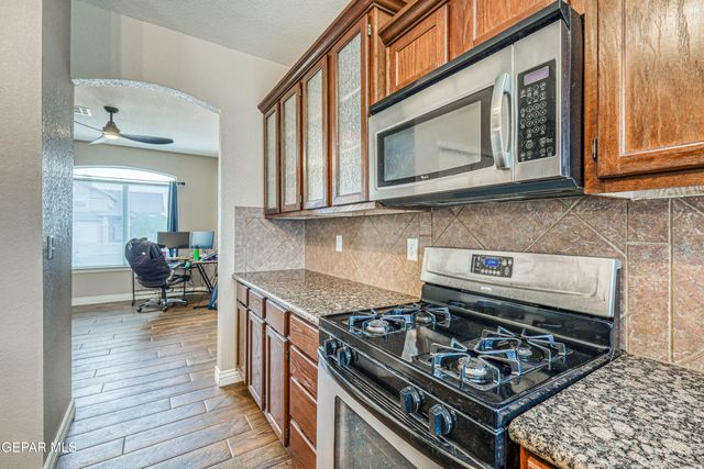 401 EVERLOOK Lane, Horizon City, TX 79928