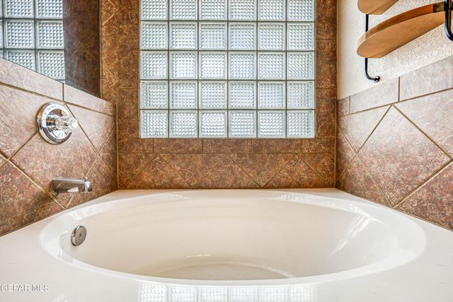 401 EVERLOOK Lane, Horizon City, TX 79928