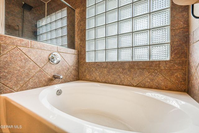 401 EVERLOOK Lane, Horizon City, TX 79928