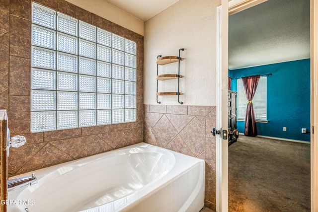 401 EVERLOOK Lane, Horizon City, TX 79928