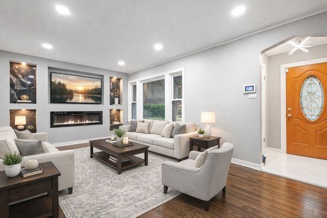 10231 S Rhodes Avenue, Chicago, IL 60628