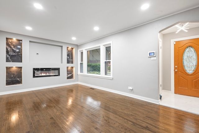 10231 S Rhodes Avenue, Chicago, IL 60628