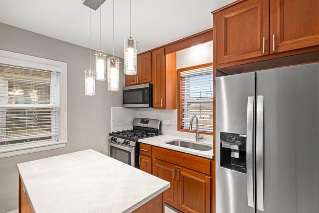 10231 S Rhodes Avenue, Chicago, IL 60628