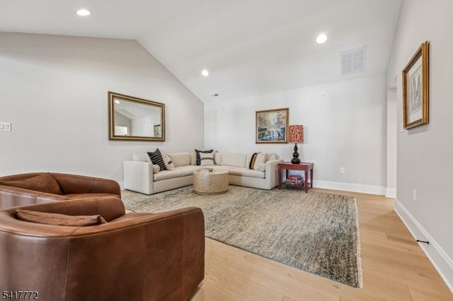 14 Chelsea Rd, Warren Twp., NJ 07059