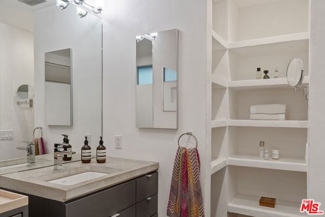 625 Santa Clara Avenue, Venice, CA 90291