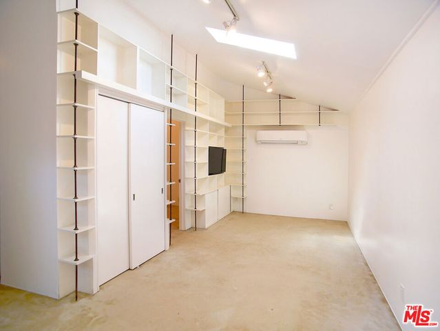 625 Santa Clara Avenue, Venice, CA 90291
