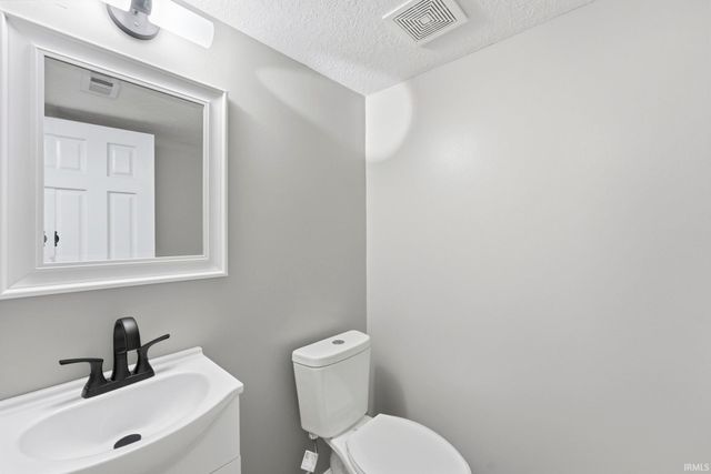 8931 Whispering Woods Drive, Fort Wayne, IN 46804