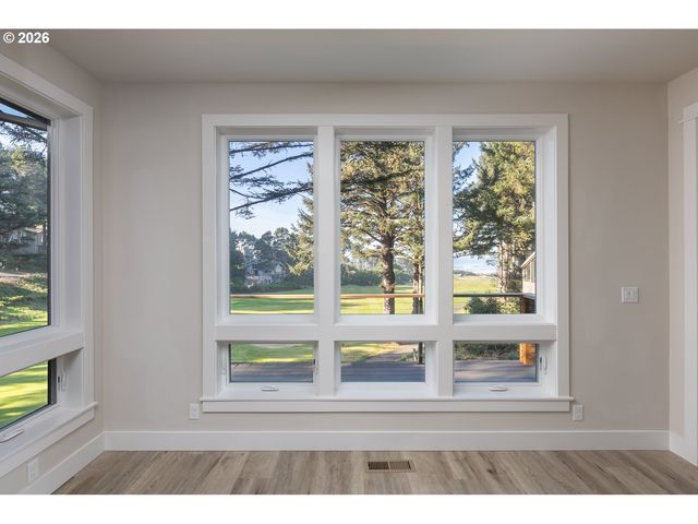 105 W BAY POINT Rd, Gleneden Beach, OR 97388