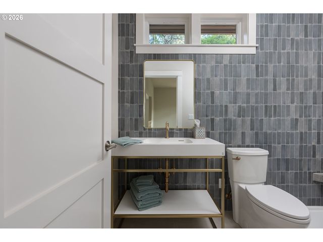 105 W BAY POINT Rd, Gleneden Beach, OR 97388