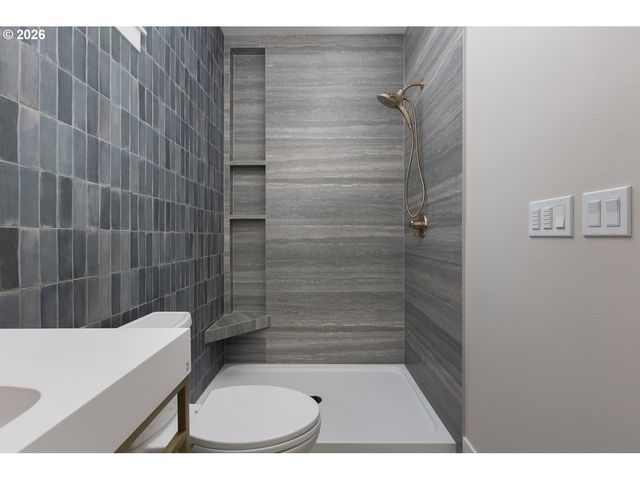 105 W BAY POINT Rd, Gleneden Beach, OR 97388