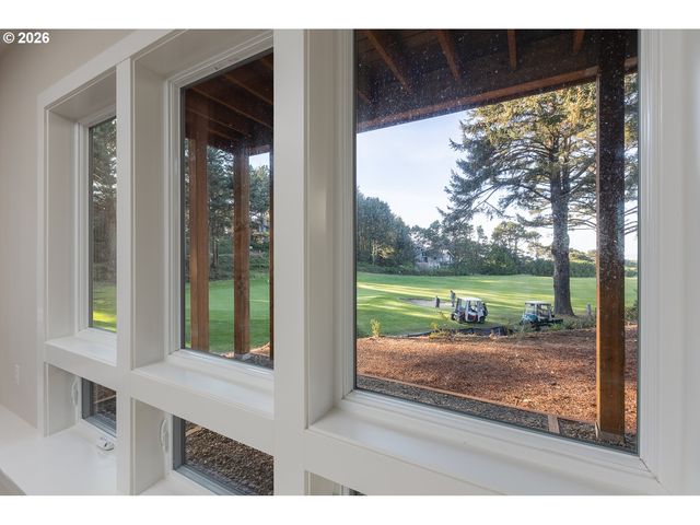 105 W BAY POINT Rd, Gleneden Beach, OR 97388