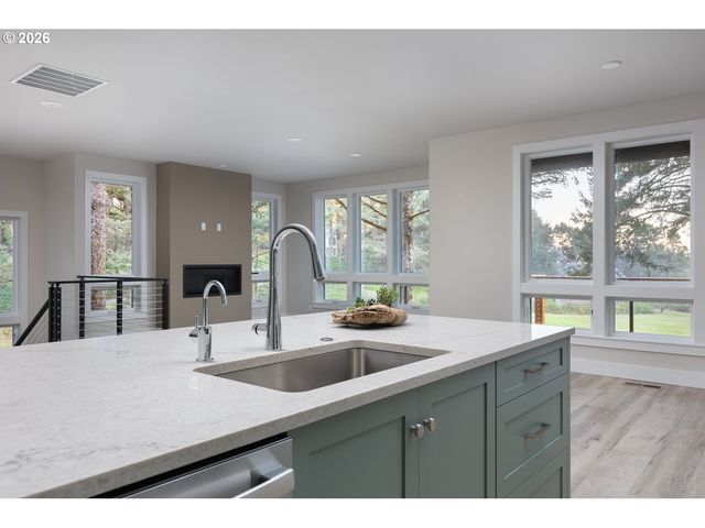 105 W BAY POINT Rd, Gleneden Beach, OR 97388