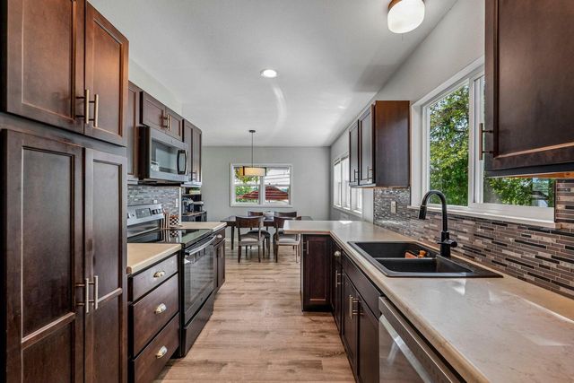 425 W Wisconsin AVENUE, Pewaukee, WI 53072