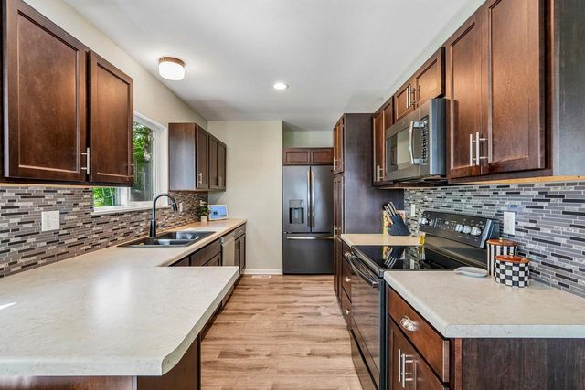 425 W Wisconsin AVENUE, Pewaukee, WI 53072