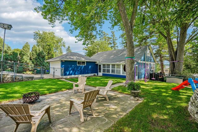 425 W Wisconsin AVENUE, Pewaukee, WI 53072