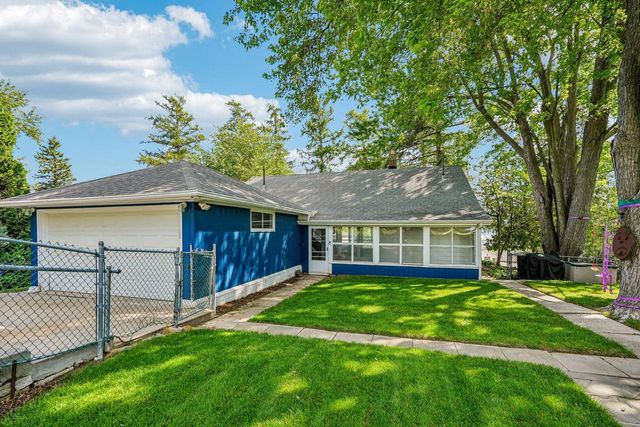 425 W Wisconsin AVENUE, Pewaukee, WI 53072