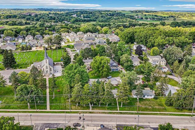 425 W Wisconsin AVENUE, Pewaukee, WI 53072