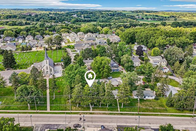 425 W Wisconsin AVENUE, Pewaukee, WI 53072