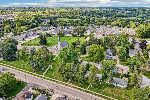 425 W Wisconsin AVENUE, Pewaukee, WI 53072