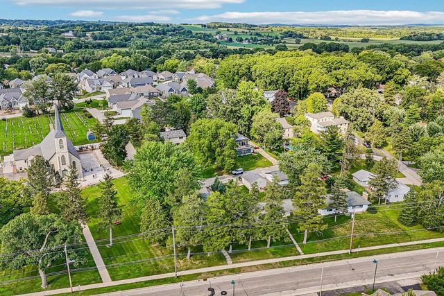 425 W Wisconsin AVENUE, Pewaukee, WI 53072