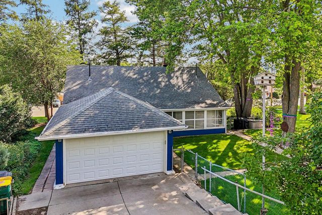 425 W Wisconsin AVENUE, Pewaukee, WI 53072
