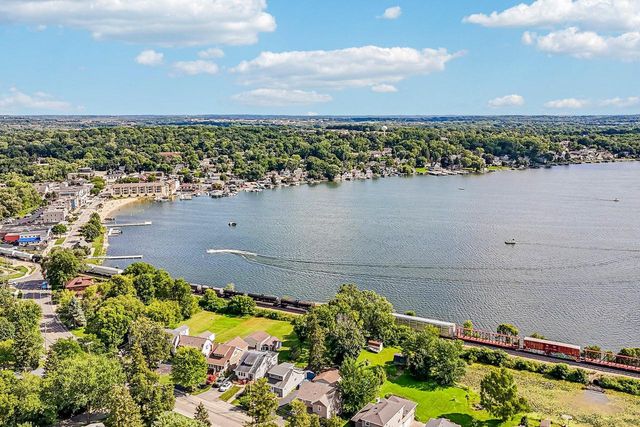 425 W Wisconsin AVENUE, Pewaukee, WI 53072